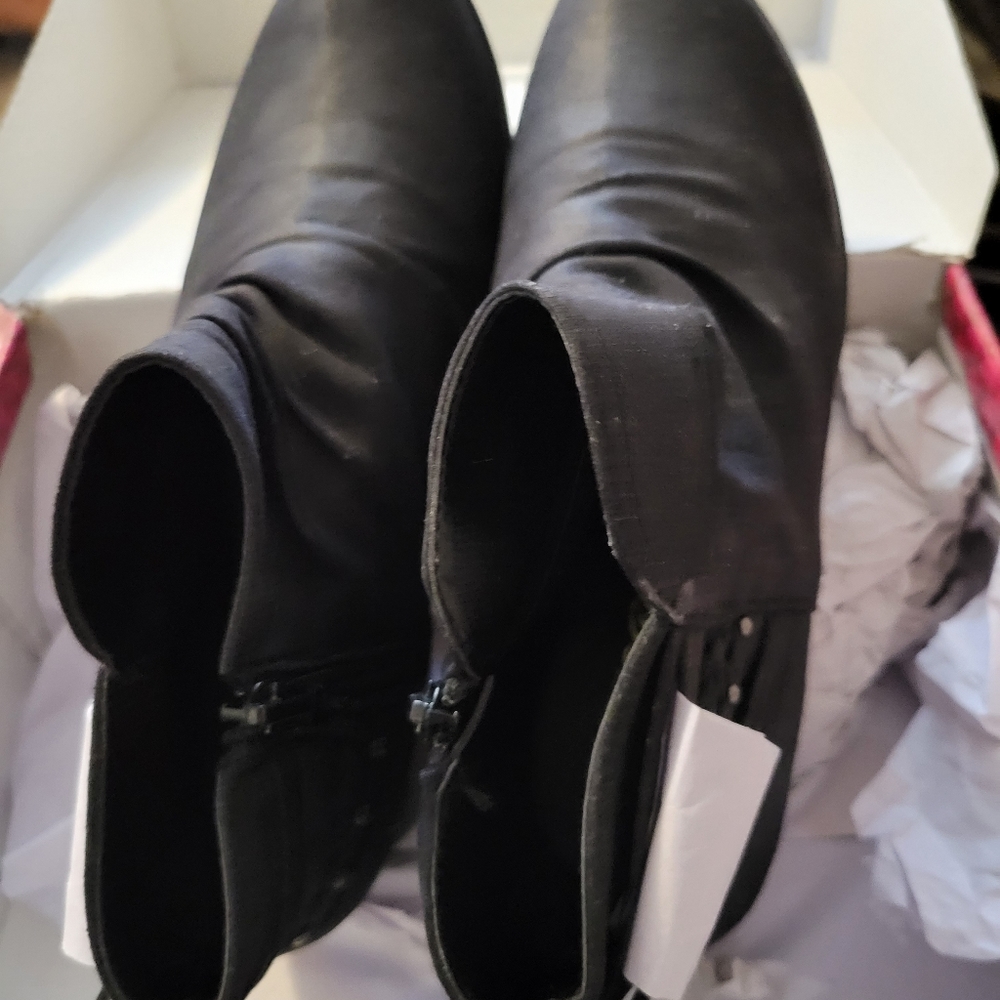 Women's ankle boots black in size 9. Never worn in original box.